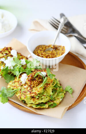 Crêpes aux courgettes avec du fromage, de l'alimentation libre Banque D'Images