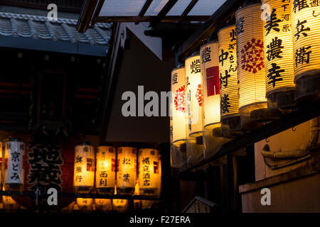 Lanternes dans Pontocho-dori de nuit, Gion, Kyoto, Japon Banque D'Images