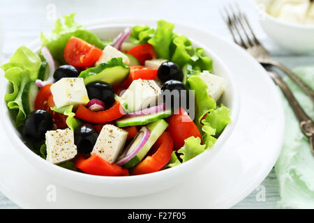 Salade grecque de légumes dans un bol. L'alimentation Banque D'Images