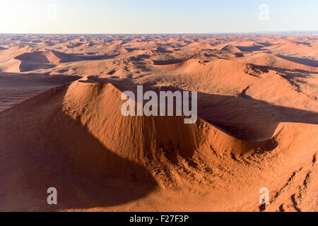 Vue aérienne de dunes rouges, situé dans le désert du Namib, dans le Namib-Naukluft National Park de la Namibie. Banque D'Images
