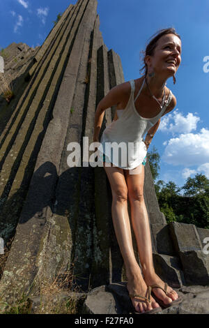 Femme sur la roche volcanique, Panska Skala, Kamenicky Senov, Bohème du Nord, République Tchèque, Europe Banque D'Images