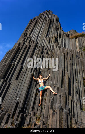 Femme sur la roche volcanique, Panska Skala, Kamenicky Senov, Bohème du Nord, République Tchèque, Europe Banque D'Images