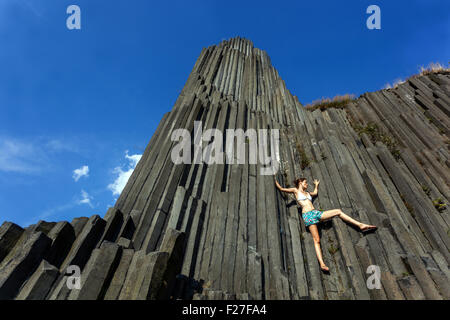 Femme sur la roche volcanique, Panska Skala, Kamenicky Senov, Bohème du Nord, République Tchèque, Europe Banque D'Images