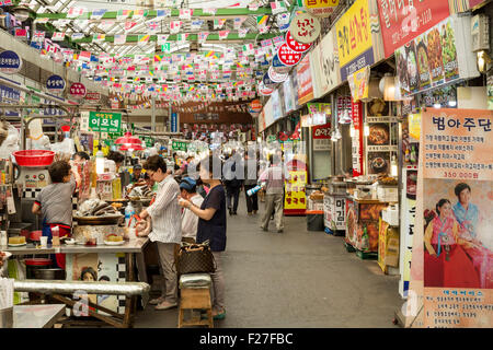 Les personnes mangeant à Gwangjang, Jongno-gu, Seoul, Corée du Sud. Banque D'Images