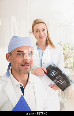 Portrait of male dentist avec assistant dentaire, Munich, Bavière, Allemagne Banque D'Images