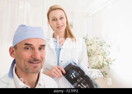 Portrait of male dentist avec assistant dentaire, Munich, Bavière, Allemagne Banque D'Images