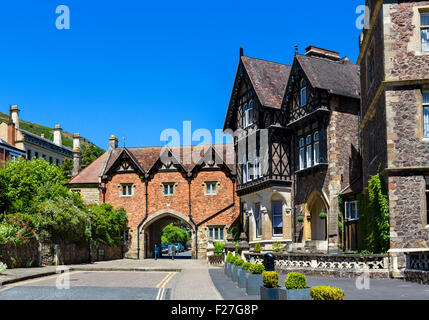 Malvern Museum, dans l'ancienne abbaye, Gateway, withAbbey à droite, l'hôtel Great Malvern, collines de Malvern, Worcestershire, Angleterre, RU Banque D'Images