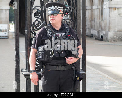 Un policier armé d'une mitrailleuse semi-automatique sur guard au London's Whitehall Banque D'Images