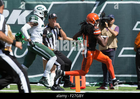 East Rutherford, New Jersey, USA. 13 Septembre, 2015. Cleveland Browns receveur Travis Benjamin (11) lance la balle en pour un touché passé New York Jets arrière défensif Antonio Cromartie (31) au cours de la NFL match entre les Cleveland Browns et les New York Jets à MetLife Stadium à East Rutherford, New Jersey. Credit : Cal Sport Media/Alamy Live News Banque D'Images