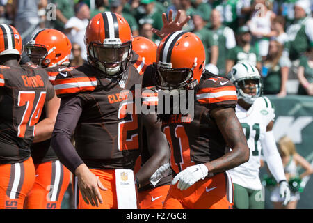 East Rutherford, New Jersey, USA. 13 Septembre, 2015. Le quart-arrière des Cleveland Browns Johnny Manziel (2) célèbre son jet de toucher des roues pour le receveur Travis Benjamin (11) au cours de la NFL match entre les Cleveland Browns et les New York Jets à MetLife Stadium à East Rutherford, New Jersey. Credit : Cal Sport Media/Alamy Live News Banque D'Images