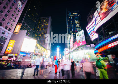 Times Square la nuit, au centre de Manhattan, New York. Banque D'Images