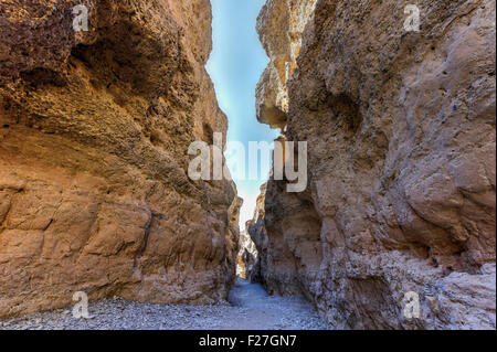 Le Canyon de Sesriem près de Sossusvlei en Namibie. La rivière Tsauchab a façonné le Canyon sur des millions d'années et c'est l'un des Banque D'Images