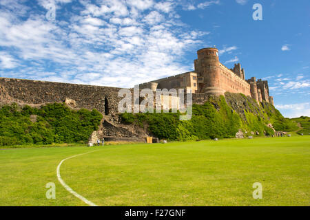 Château de Bamburgh depuis la proche vert cricket Banque D'Images