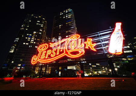 Le Pepsi-Cola signe en nuit, à Long Island City, Queens, New York. Banque D'Images