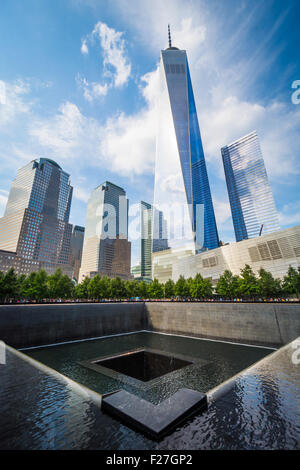 Le 11 septembre, National Memorial et 1 World Trade Center dans le Lower Manhattan, New York. Banque D'Images