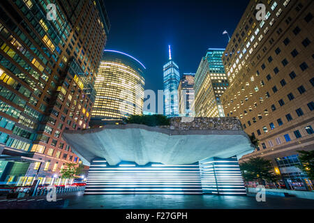 Le Mémorial de la faim irlandais et bâtiments dans Battery Park City at night, dans le Lower Manhattan, New York. Banque D'Images