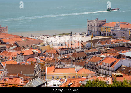 Place du Commerce, le Tage et les toits de Lisbonne vue du château, Portugal Banque D'Images
