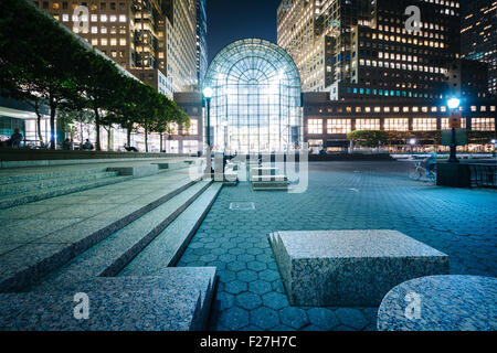 Bâtiments dans Battery Park City at night, dans le Lower Manhattan, New York. Banque D'Images