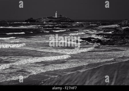 L'île de Godrevy et Phare, Cornwall, England, UK. Version noir et blanc. Banque D'Images