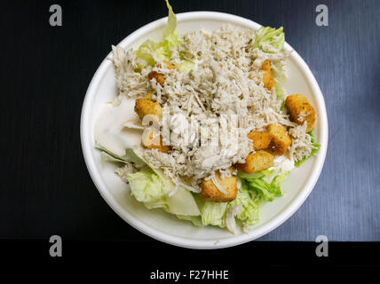 Salade César au poulet. Banque D'Images