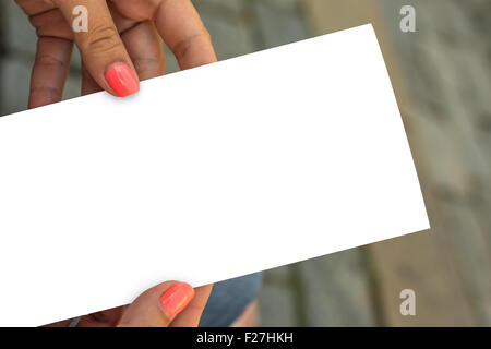 Womans hand holding feuille de papier blanc Banque D'Images