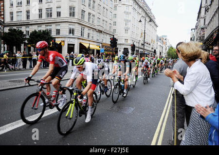 London UK. 13 Septembre, 2015. Le Tour de Bretagne cycliste voyageant au Strand dans un flou de couleur aujourd'hui le dernier jour et a finalement été remporté par Edvald Boasson Hagen de l'équipe MTN-Qhubeka. Crédit : Simon Dack/Alamy Live News Banque D'Images