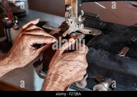 Rough et lissent la machine pour pièces de cuir Banque D'Images