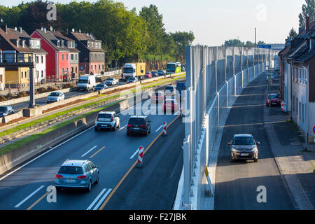 Le bruit haute barrière le long de la A40, autoroute, autoroute à Essen en Allemagne, les maisons privées situé à seulement 10 mètres de la voie Banque D'Images