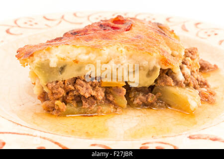 Grèce La moussaka d'aubergine sur une plaque. Banque D'Images