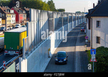 Le bruit haute barrière le long de la A40, autoroute, autoroute à Essen en Allemagne, les maisons privées situé à seulement 10 mètres de la voie Banque D'Images