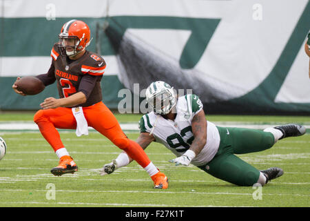 East Rutherford, New Jersey, USA. 13 Septembre, 2015. Le quart-arrière des Cleveland Browns Johnny Manziel (2) brouille avec la balle comme New York Jets défensive fin Leonard Williams (92) Chase donne au cours de la NFL match entre les Cleveland Browns et les New York Jets à MetLife Stadium à East Rutherford, New Jersey. Les Jets de New York a gagné 31-10. Christopher Szagola/CSM/Alamy Live News Banque D'Images