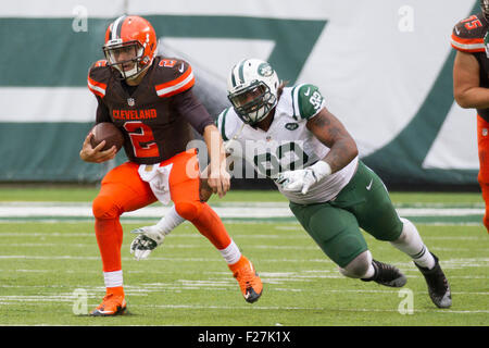 East Rutherford, New Jersey, USA. 13 Septembre, 2015. Le quart-arrière des Cleveland Browns Johnny Manziel (2) brouille avec la balle comme New York Jets défensive fin Leonard Williams (92) Chase donne au cours de la NFL match entre les Cleveland Browns et les New York Jets à MetLife Stadium à East Rutherford, New Jersey. Les Jets de New York a gagné 31-10. Christopher Szagola/CSM/Alamy Live News Banque D'Images