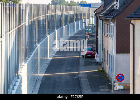 Le bruit haute barrière le long de la A40, autoroute, autoroute à Essen en Allemagne, les maisons privées situé à seulement 10 mètres de la voie Banque D'Images