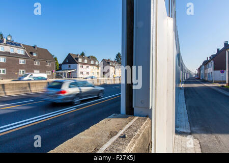 Le bruit haute barrière le long de la A40, autoroute, autoroute à Essen en Allemagne, les maisons privées situé à seulement 10 mètres de la voie Banque D'Images