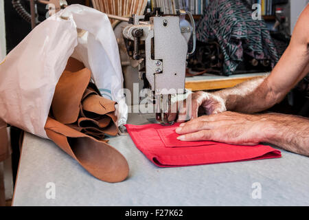 Processus de couture des tissus durs que le coton pour jeans ou en cuir Banque D'Images