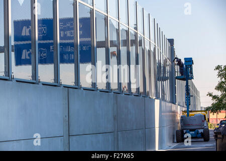 Le bruit haute barrière le long de la A40, autoroute, autoroute à Essen en Allemagne, les maisons privées situé à seulement 10 mètres de la voie Banque D'Images