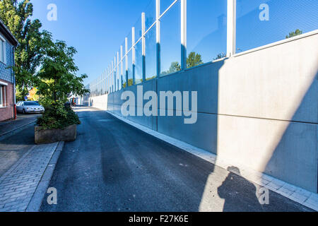 Le bruit haute barrière le long de la A40, autoroute, autoroute à Essen en Allemagne, les maisons privées situé à seulement 10 mètres de la voie Banque D'Images