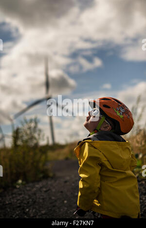 EAGLESHAM, ÉCOSSE - 28 août : une vue générale d'un jeune garçon à vélo sur une piste cyclable entre les éoliennes sur Scottish Banque D'Images