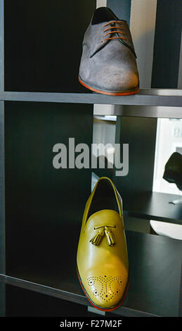 Un men's store affichage d'une une paire de Richelieus moderne pampilles jaune Mocassins et chaussures à lacets daim Banque D'Images