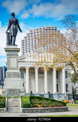 Statue d'Henry Clay statue en face de l'élégant Gallier située sur la monument Lafayette Square à New Orleans, LA Banque D'Images