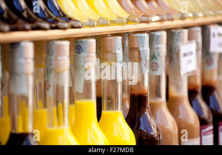 Beaucoup de bouteilles de limoncello Banque D'Images