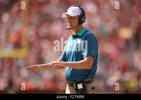 SEP 13, 2015 : l'entraîneur-chef des Dolphins de Miami Joe Philbin sur la touche pendant la saison du duel entre l'ouverture et les Dolphins de Miami, les Redskins de Washington à FedEx Field à Landover, MD. Les Dauphins défait les Redskins 17-10 Banque D'Images