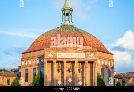 Asheville, Caroline du Nord historique de la First Baptist Church, construite en 1927, a été conçu par l'architecte Douglass Ellington. Banque D'Images