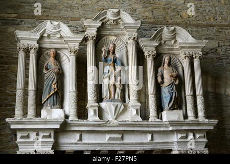 Retable de la renaissance des effigies en bois. Transept nord de la Cathédrale Notre-Dame. de Rochefort Rochefort en Terre, Bretagne, France Banque D'Images