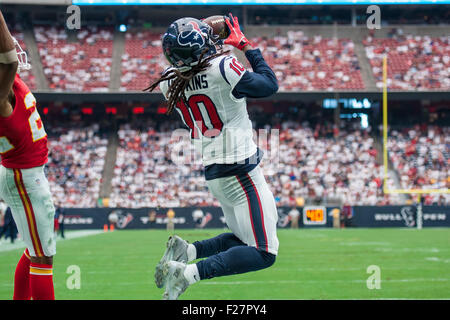 Houston, Texas, USA. 13 Sep, 2015. Le receveur des Houston Texans DeAndre Hopkins (10) fait un touché à la fin de la zone de capture au cours du 4e trimestre d'un match de la NFL entre les Houston Texans et Chiefs de Kansas City à NRG Stadium à Houston, TX, le 13 septembre 2015. Les chefs a gagné 27-20. Credit : Trask Smith/ZUMA/Alamy Fil Live News Banque D'Images