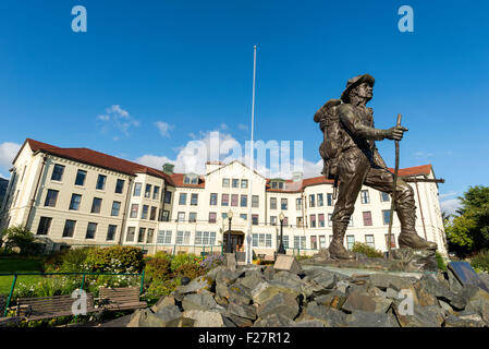 Statue d'un prospecteur en face de la Pioneer Home à Sitka, en Alaska. Banque D'Images