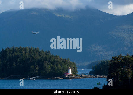 Delta Airlines jet survolant les îles et le phare sur l'approche pour l'atterrissage il à Sitka, en Alaska. Banque D'Images