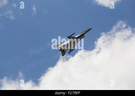 Athènes, Grèce. 13 Sep, 2015. Un F-16 de la Force Aérienne Belge effectue pendant le spectacle. Le spectacle a lieu pendant quatre années consécutives et a attiré beaucoup de gens. Credit : Kostas Pikoulas Libre prestation/Pacific Press/Alamy Live News Banque D'Images