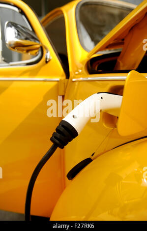 Détail tourné avec une prise électrique et de charge connecté dans une voiture classique Banque D'Images