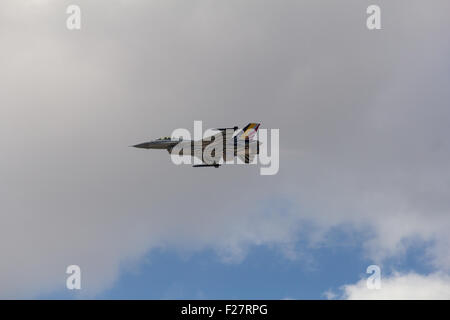 Athènes, Grèce. 13 Sep, 2015. Un F-16 de la Force Aérienne Belge effectue pendant le spectacle. Le spectacle a lieu pendant quatre années consécutives et a attiré beaucoup de gens. Credit : Kostas Pikoulas Libre prestation/Pacific Press/Alamy Live News Banque D'Images